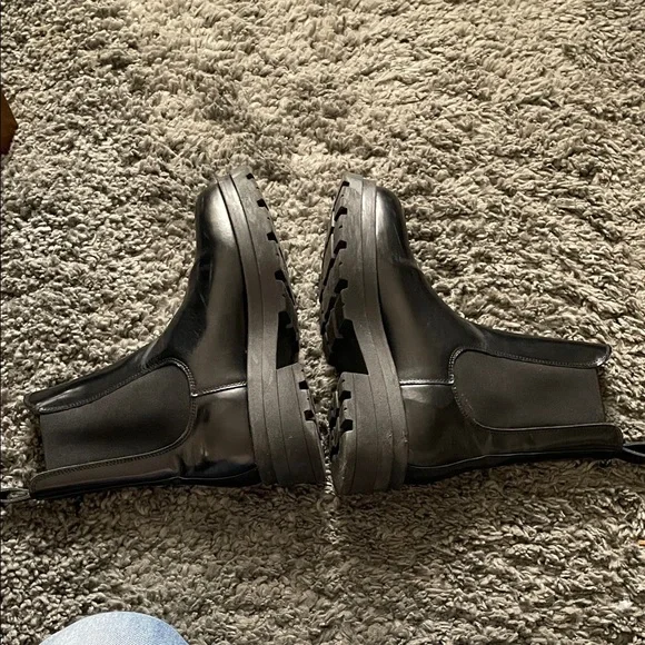 Sister * souer Black leather Chelsea Lug Sole Boots with elastic inserts - Picture 8 of 8